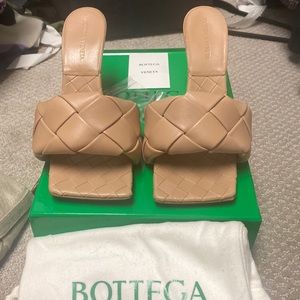 Bottega Veneta intrecciato sandal in color nude/cipria. Color is out of stock